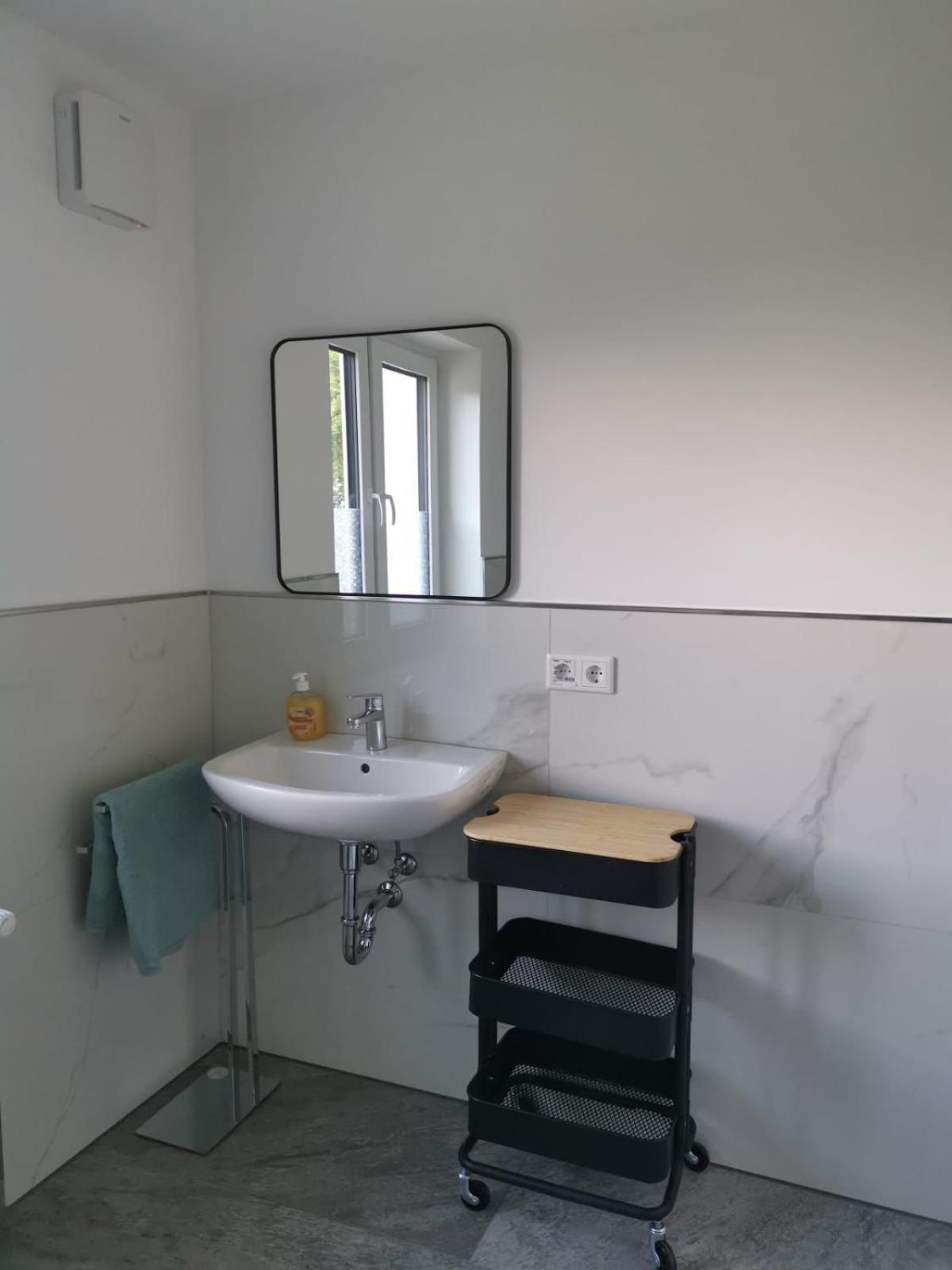 Modernes Stilvoll Eingerichtetes Appartement Rosrath Luaran gambar
